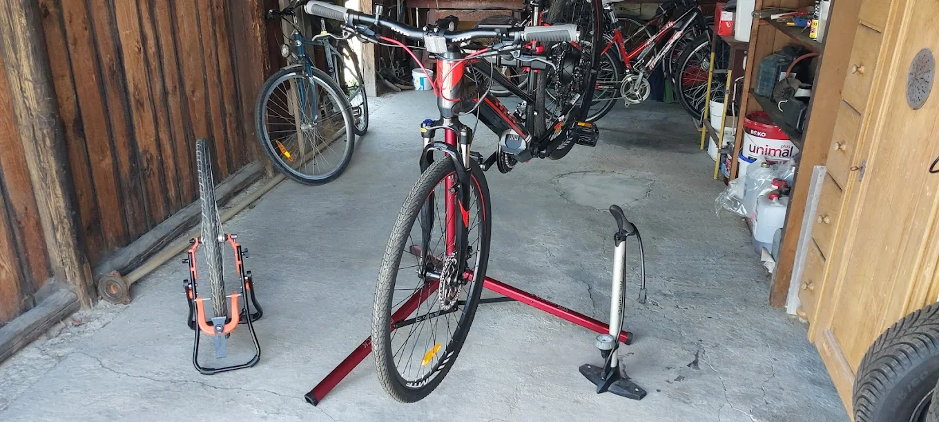 dílna cykloservisu s opraveným kolem