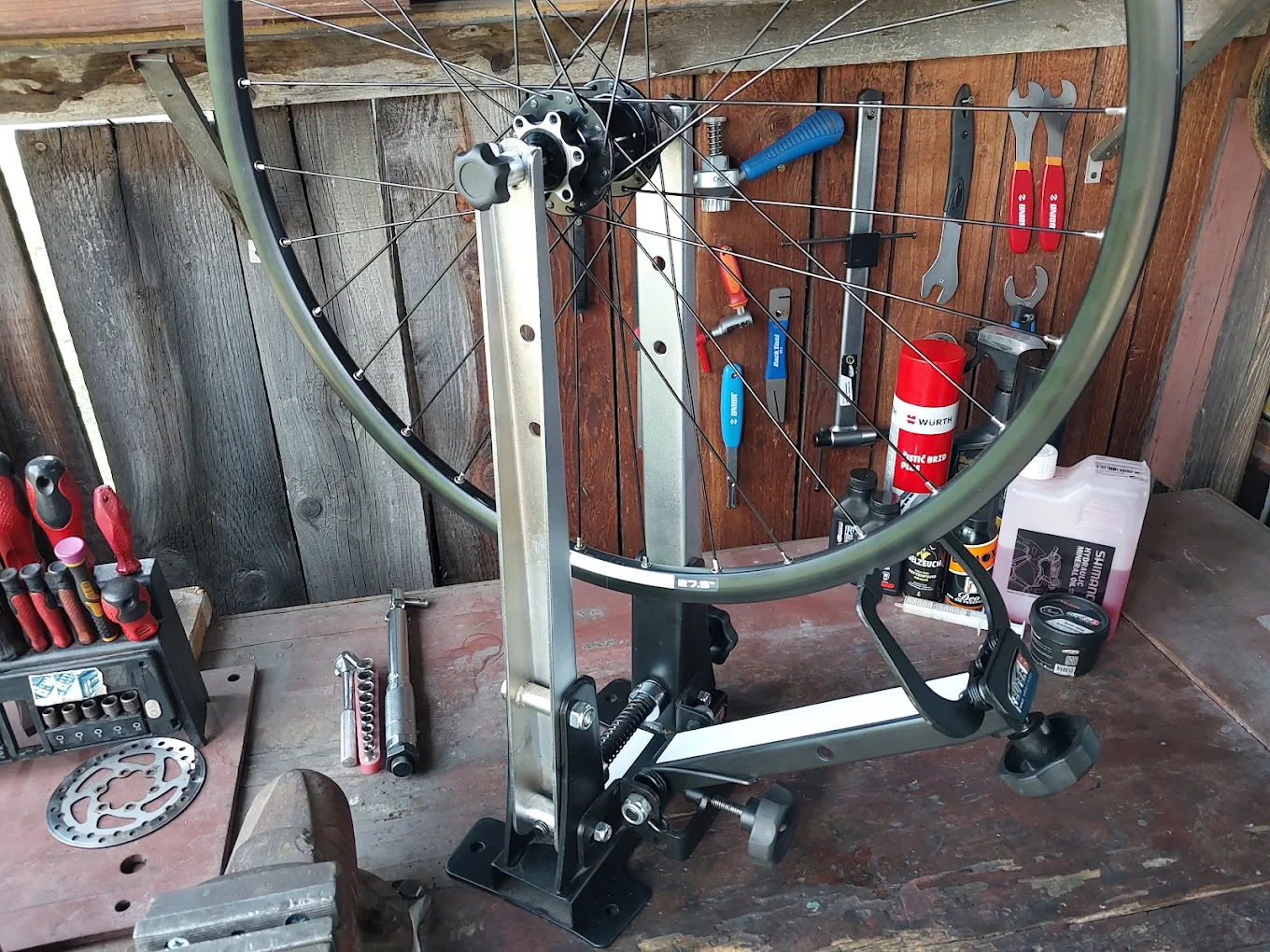 stůl s rozdělanou prací opravy kola